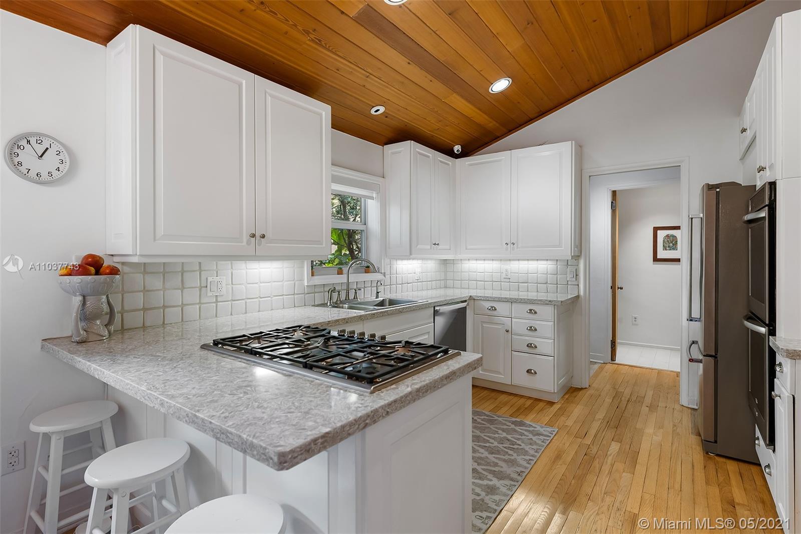 4715 North Bay Road Miami Beach, FL 33140 - Photo 13 of 48