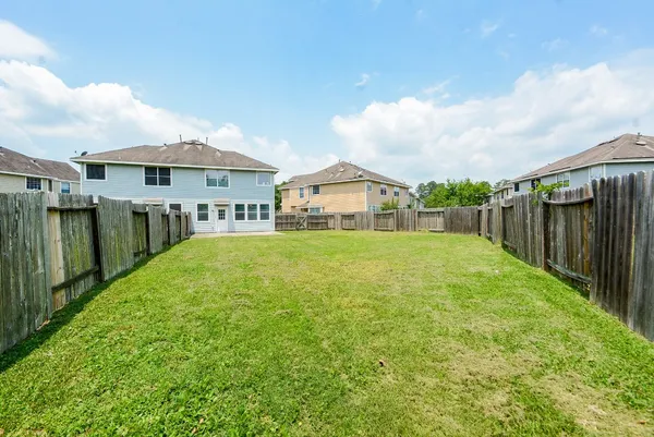 a view of a house with backyard and garden