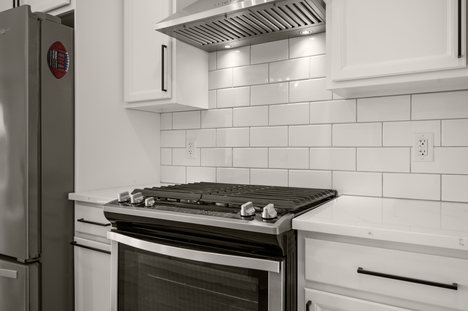 136 Reston Court Sycamore, IL 60178 - Photo 9 of 50 a stove top oven sitting inside of a kitchen