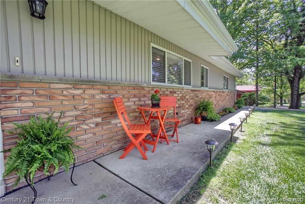 424 Gunder Drive Rochester Hills, MI 48309 - Photo 2 of 33
