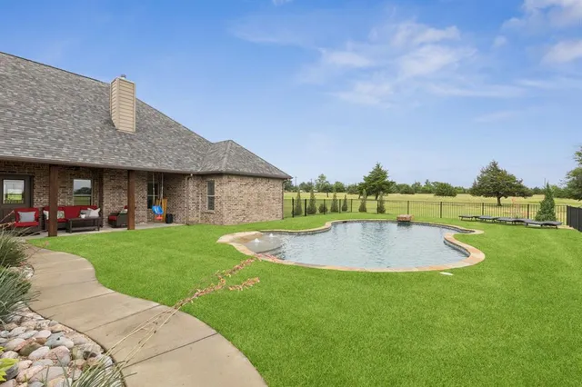a view of a house with a yard