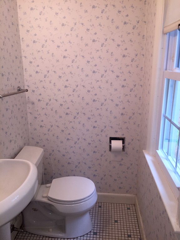 686 Amostown Road West Springfield, MA 01089 - Photo 14 of 18