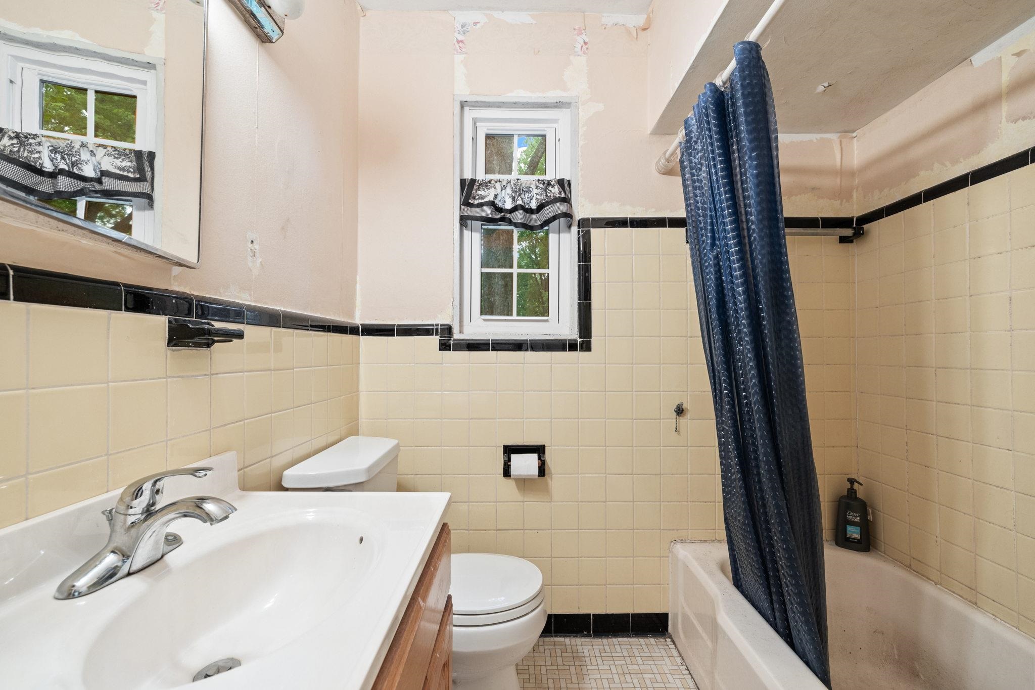 981 Tatum Road Memphis, TN 38122 - Photo 13 of 16 a bathroom with a sink toilet and shower
