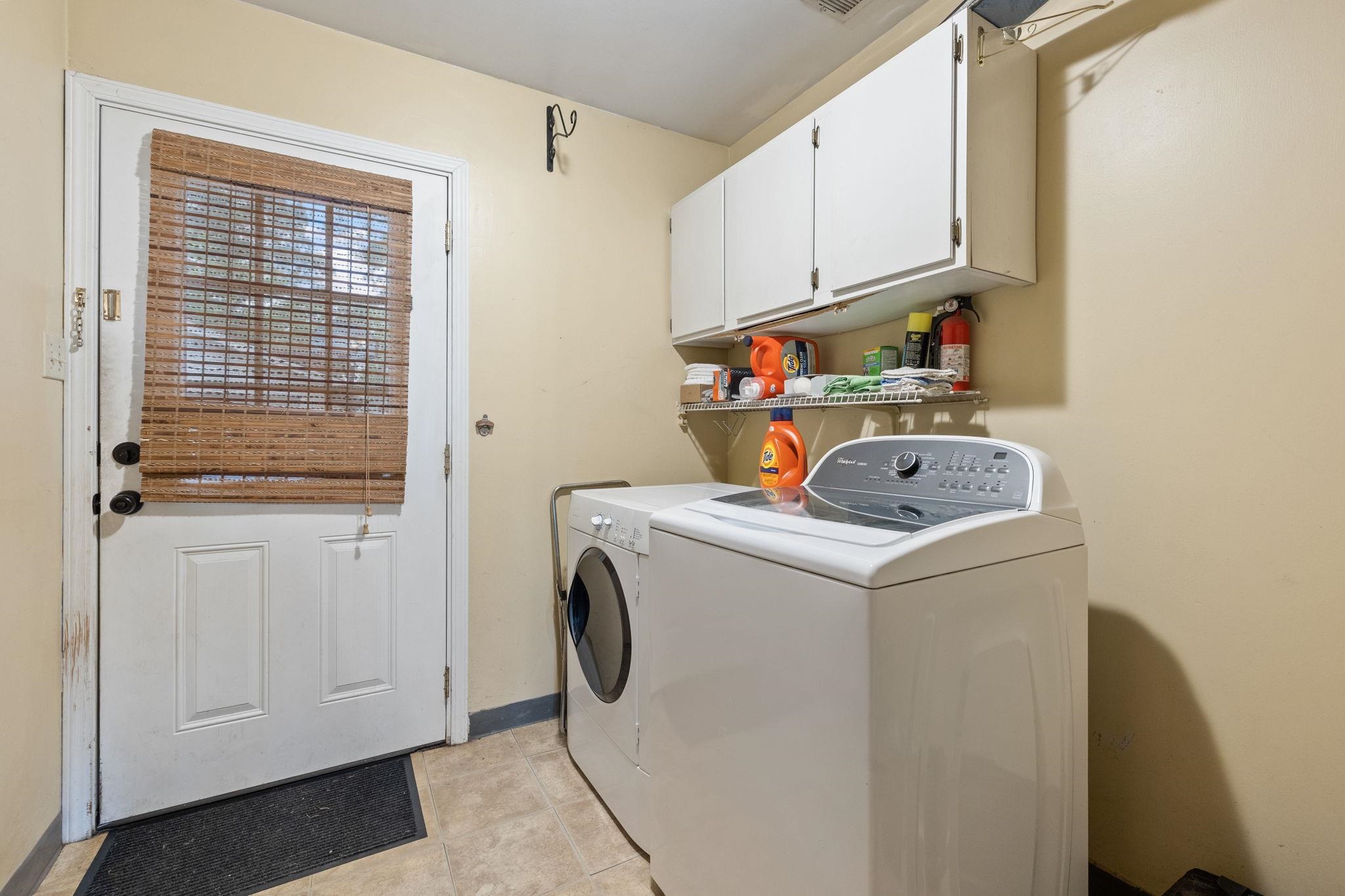 981 Tatum Road Memphis, TN 38122 - Photo 14 of 16 a utility room with dryer and washer