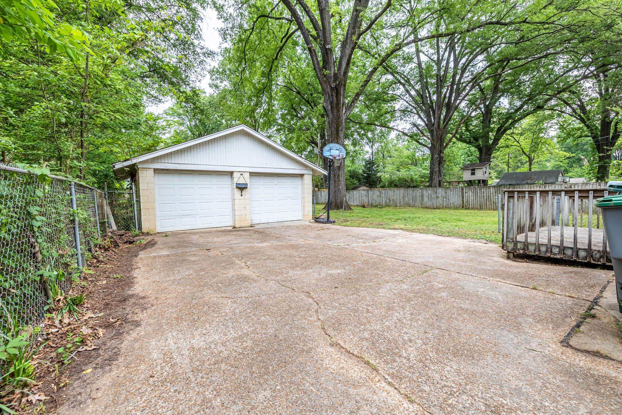 981 Tatum Road Memphis, TN 38122 - Photo 15 of 16 a front view of a house with garden