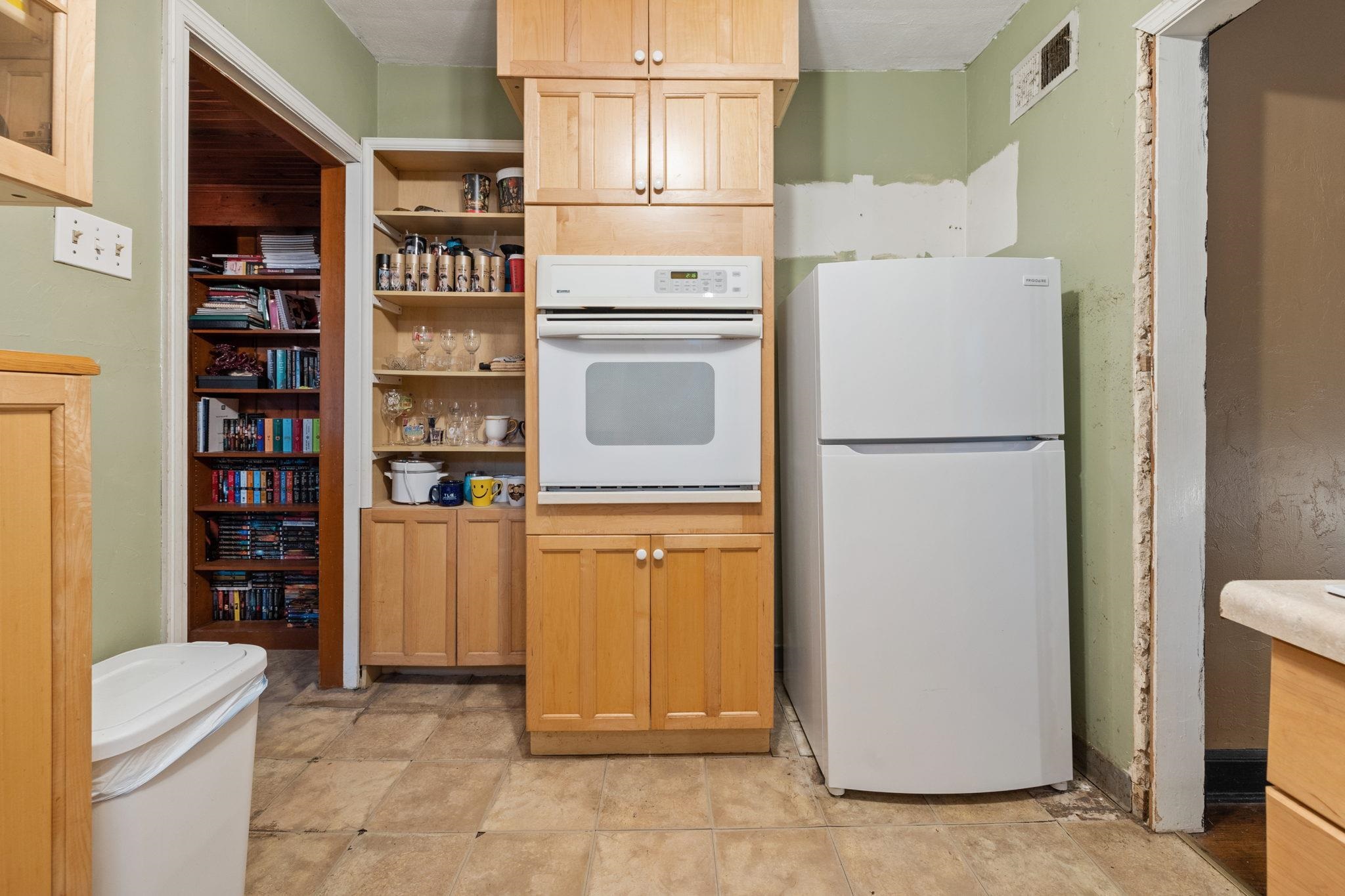 981 Tatum Road Memphis, TN 38122 - Photo 6 of 16 a utility room with dryer and washer