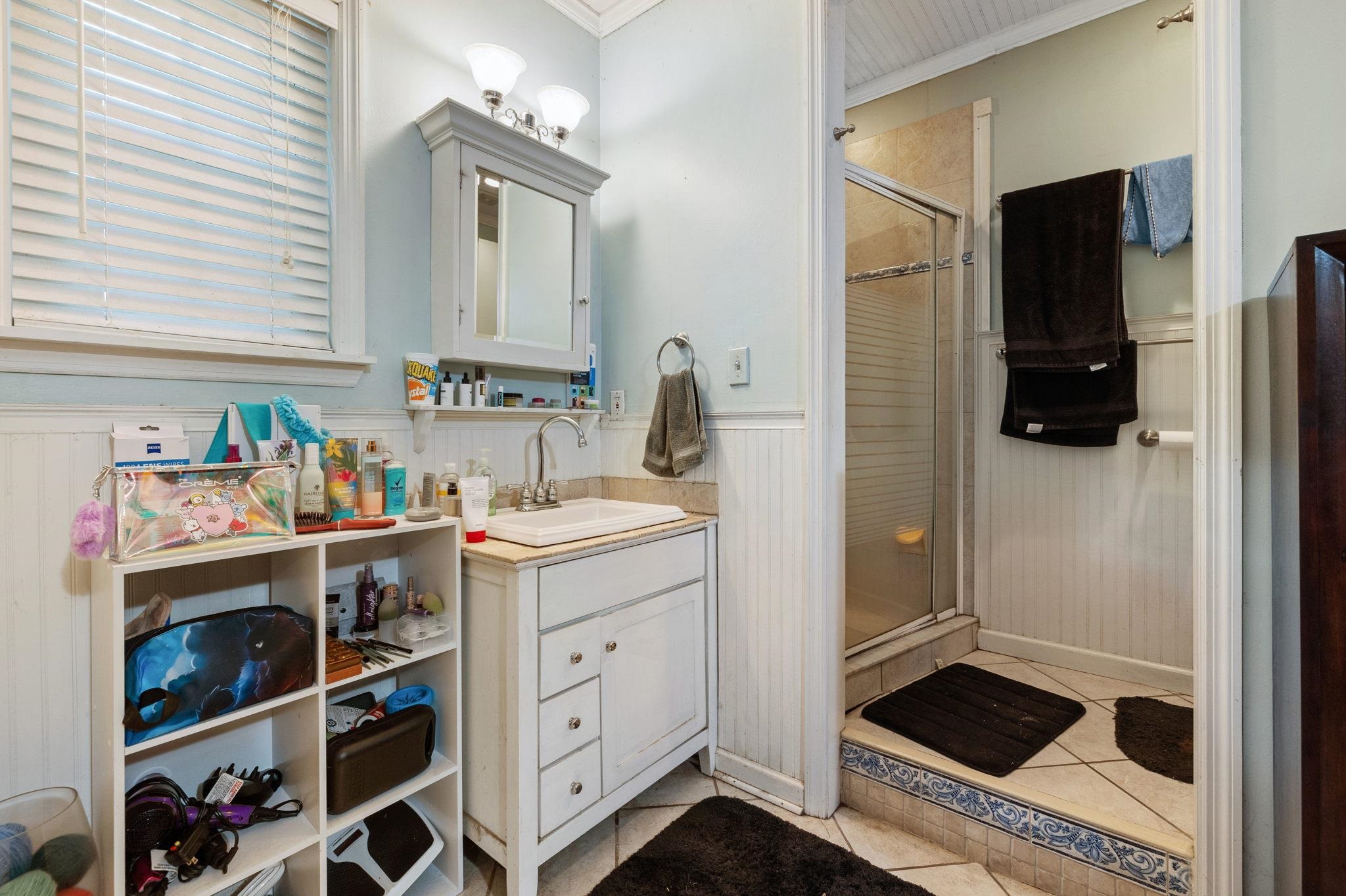 981 Tatum Road Memphis, TN 38122 - Photo 9 of 16 a bathroom with a sink and a mirror