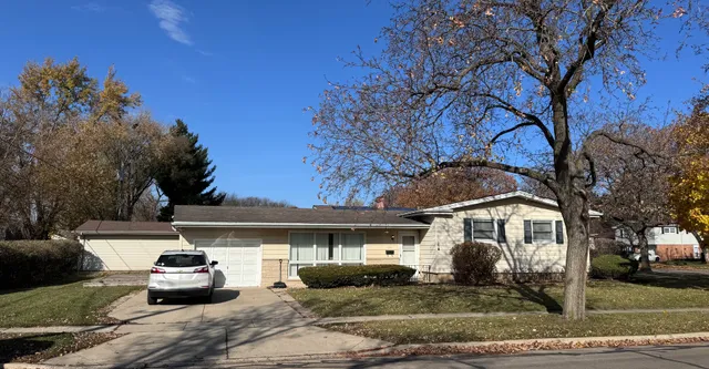 $315,000 | 606 Edwards Avenue, West Dundee, IL 60118