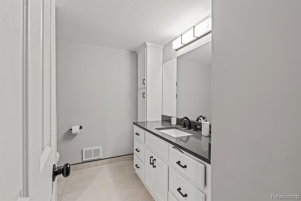 29594 Hoover Road Warren, MI 48093 - Photo 8 of 14