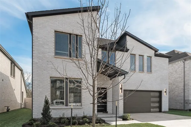 a view of a house with yard and garage