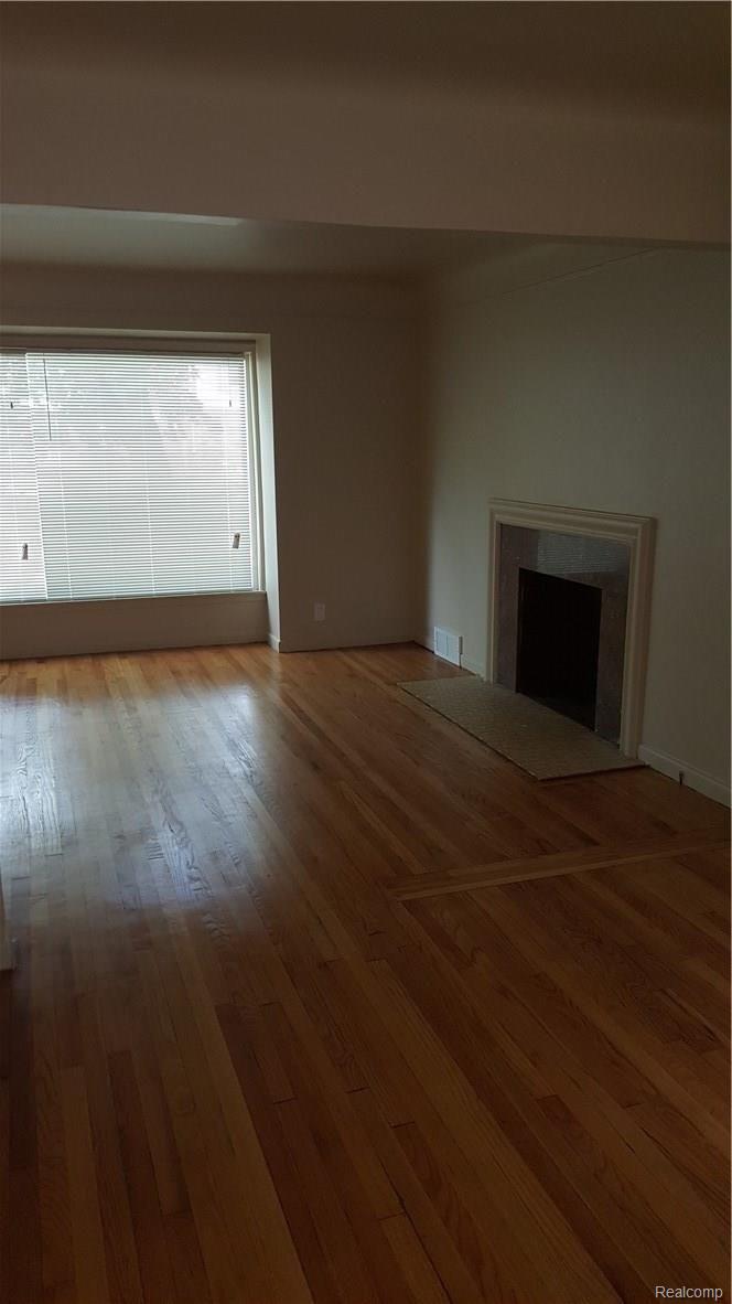 17384 Huntington Road Detroit, MI 48219 - Photo 5 of 15 liv rm and din rm 2.jpg