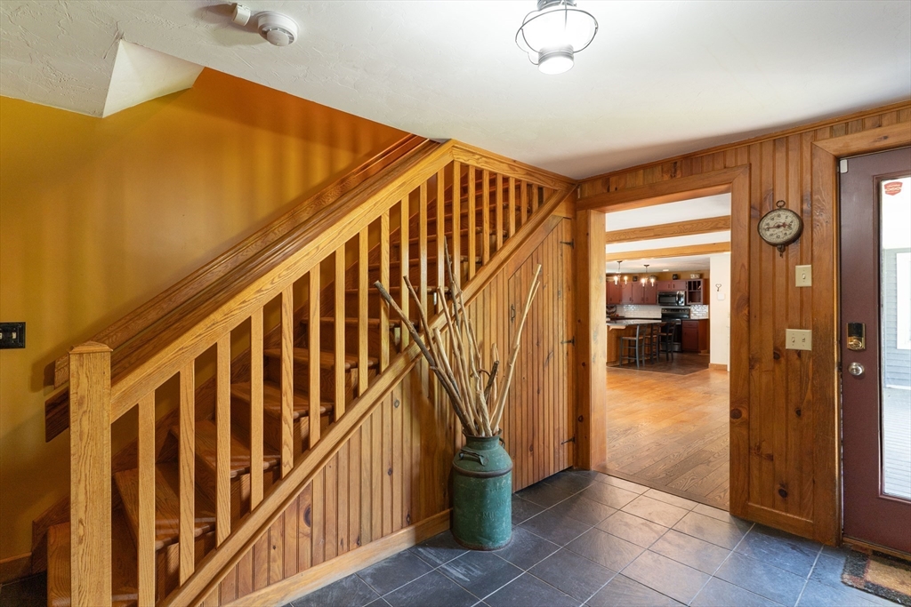 501 Wine Road New Braintree, MA 01531 - Photo 3 of 41