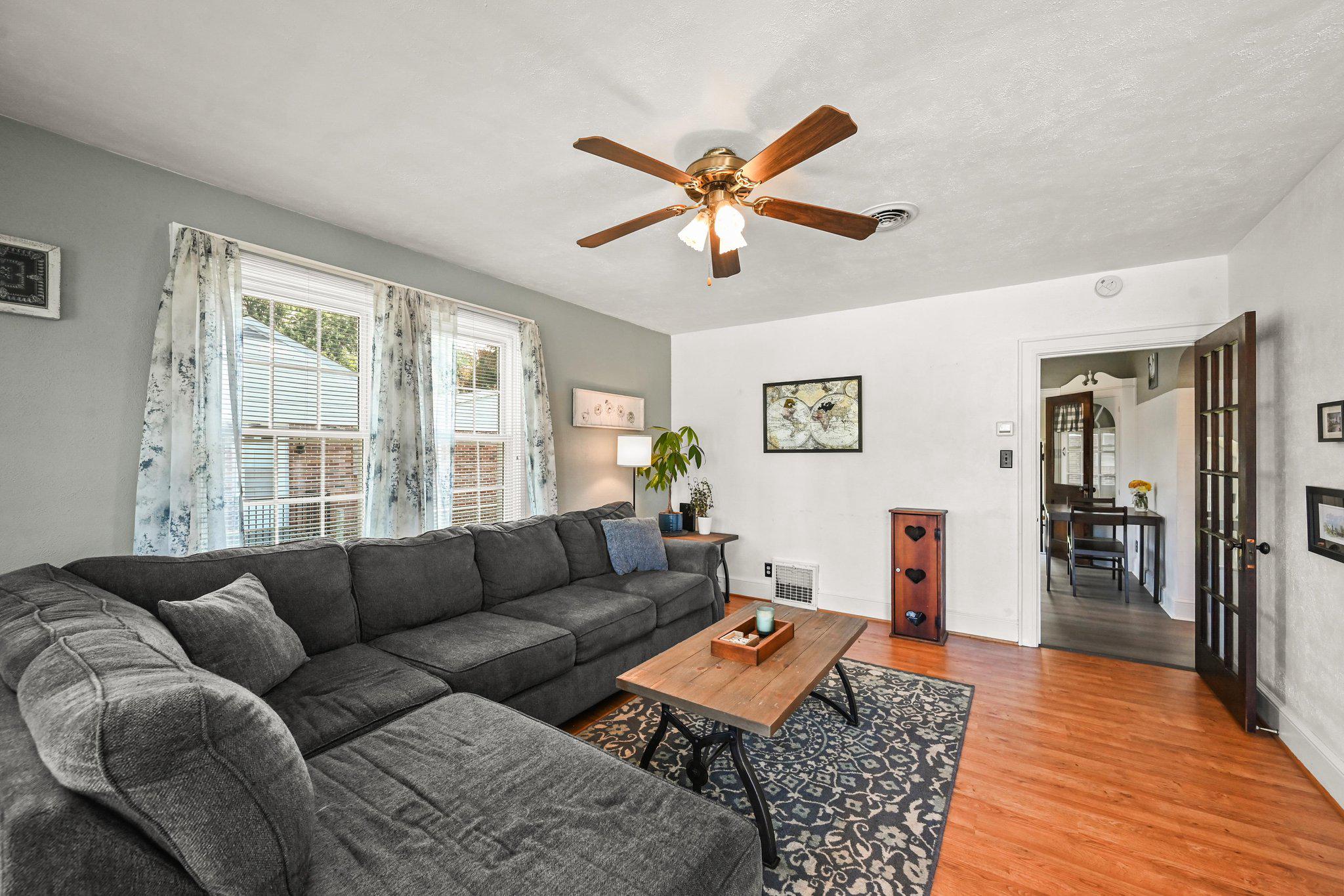 810 West Middle Street Hanover, PA 17331 - Photo 5 of 35 Living Room