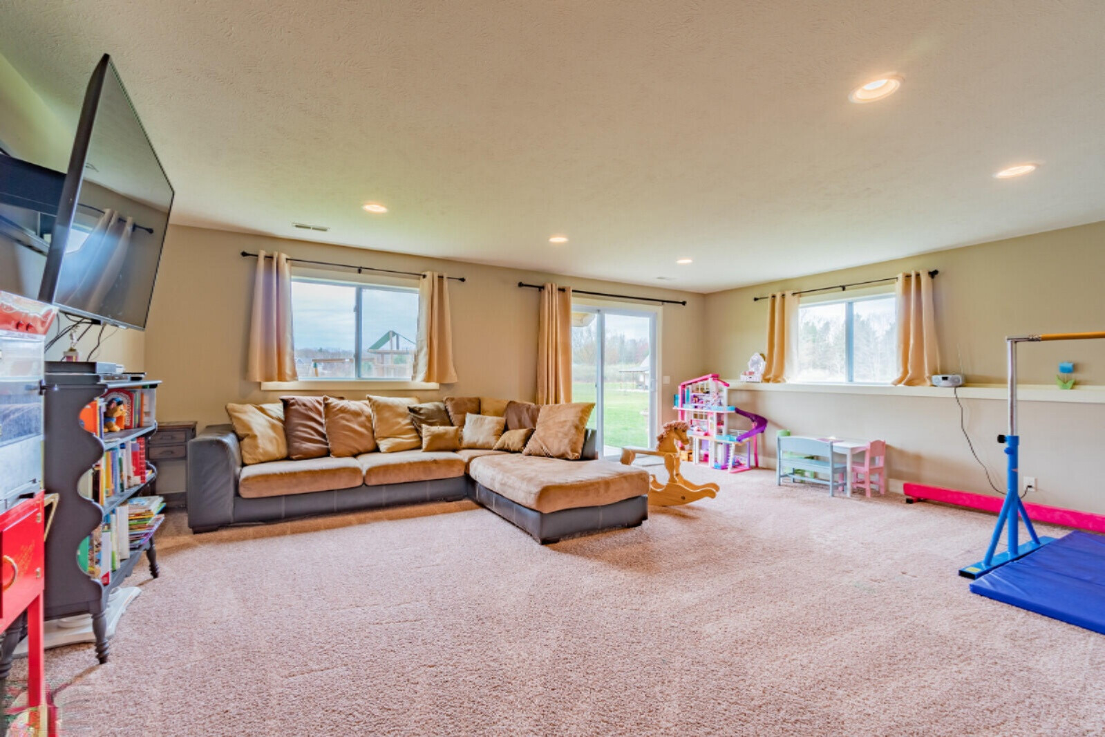 14712 Leonard Road Spring Lake, MI 49456 - Photo 24 of 37 Family room