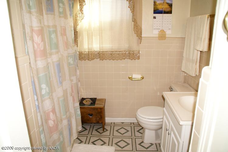 3613 Parker Street Amarillo, TX 79110 - Photo 14 of 21 Bathroom