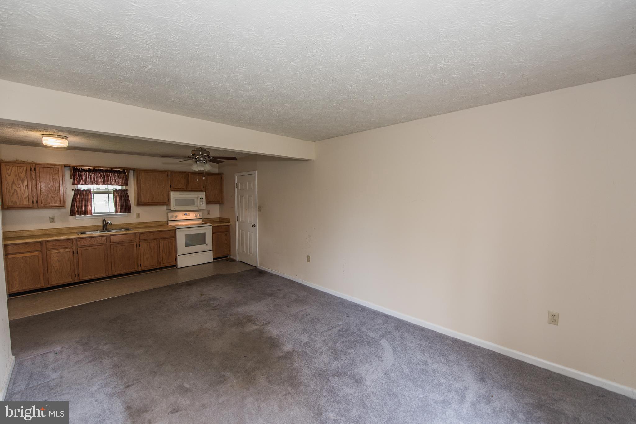 102 Killdeer Road Stephens City, VA 22655 - Photo 2 of 27 Living /Kitchen area