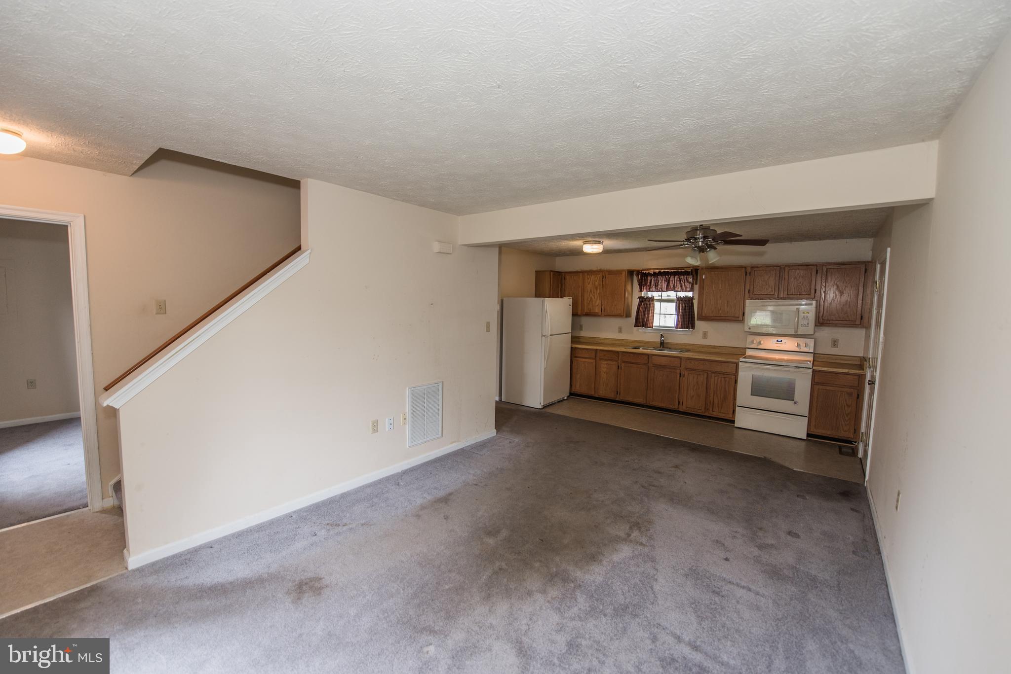 102 Killdeer Road Stephens City, VA 22655 - Photo 3 of 27 Living/Kitchen area