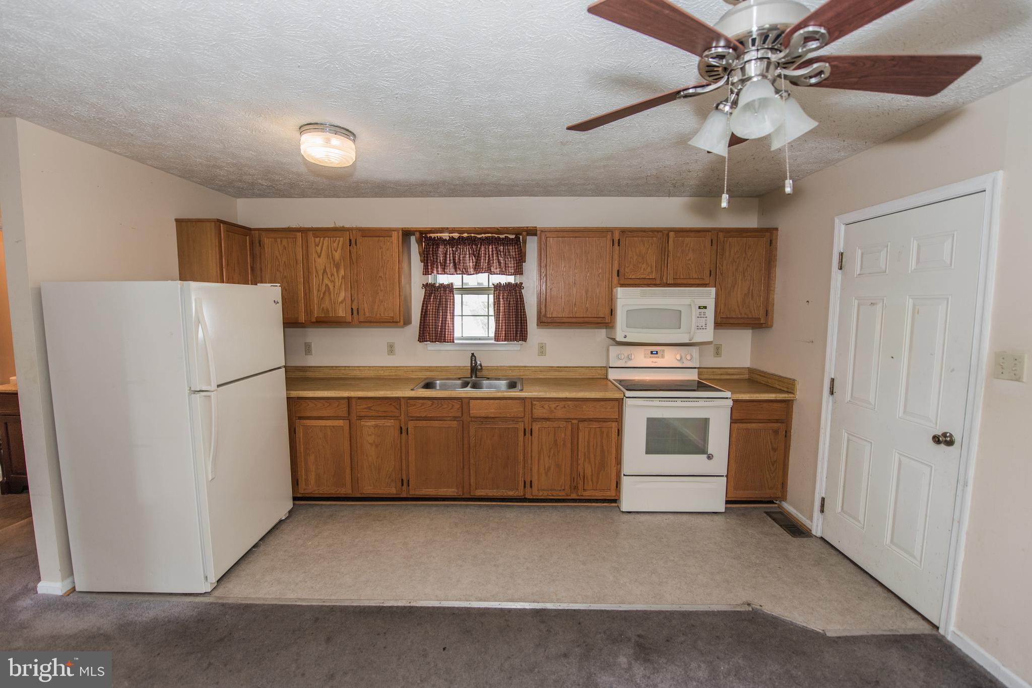 102 Killdeer Road Stephens City, VA 22655 - Photo 5 of 27 Living/Kitchen area
