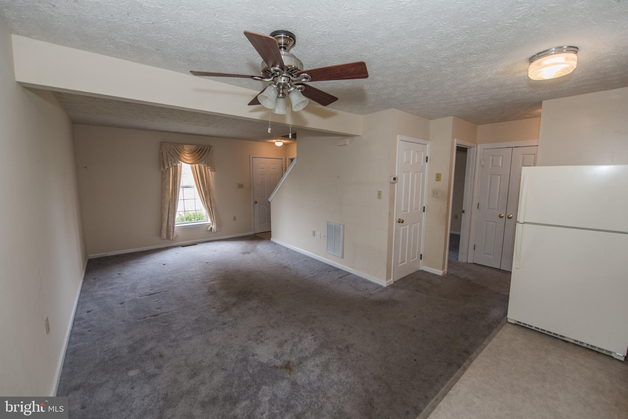 102 Killdeer Road Stephens City, VA 22655 - Photo 6 of 27 Living/Kitchen area
