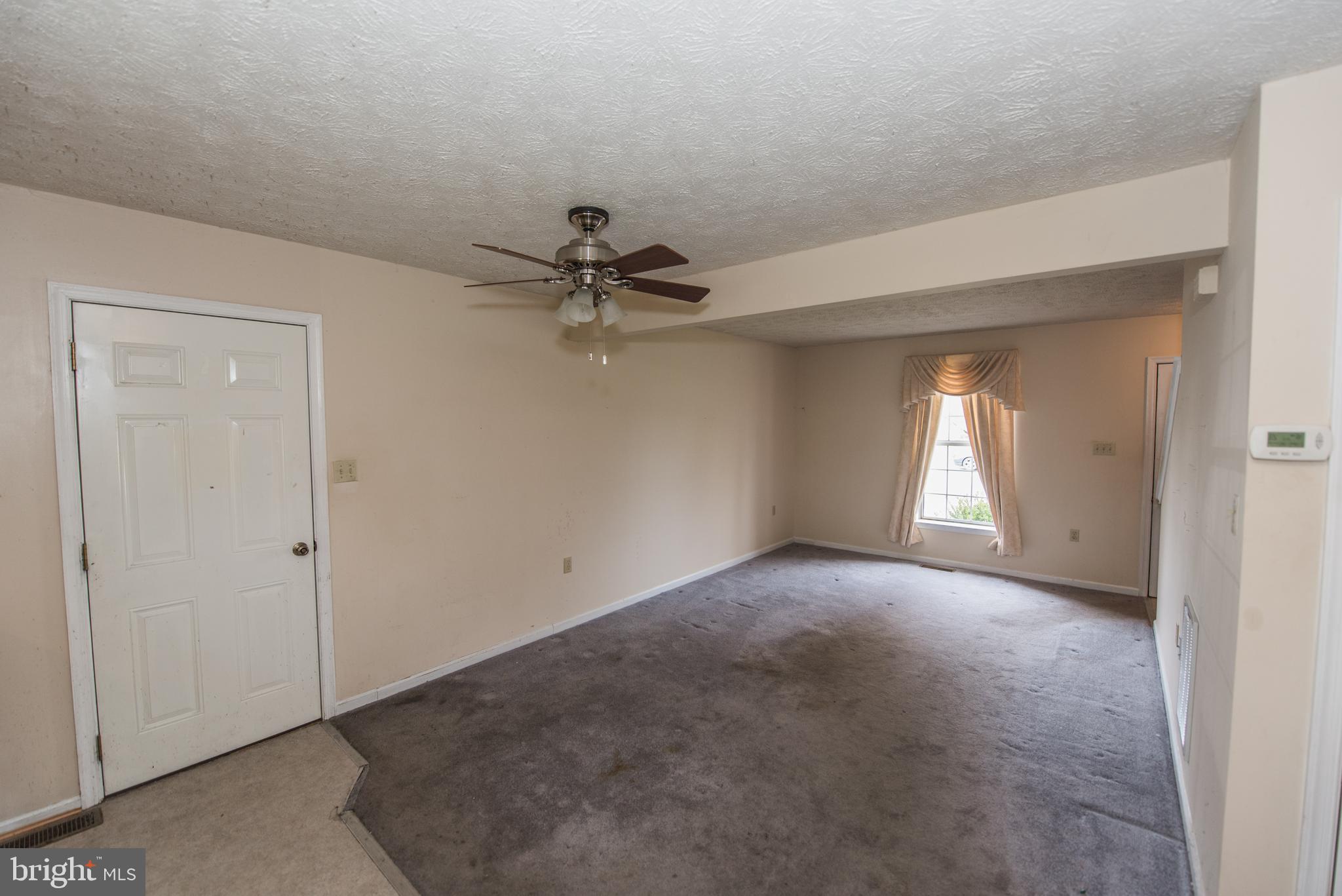 102 Killdeer Road Stephens City, VA 22655 - Photo 7 of 27 Living /Kitchen area
