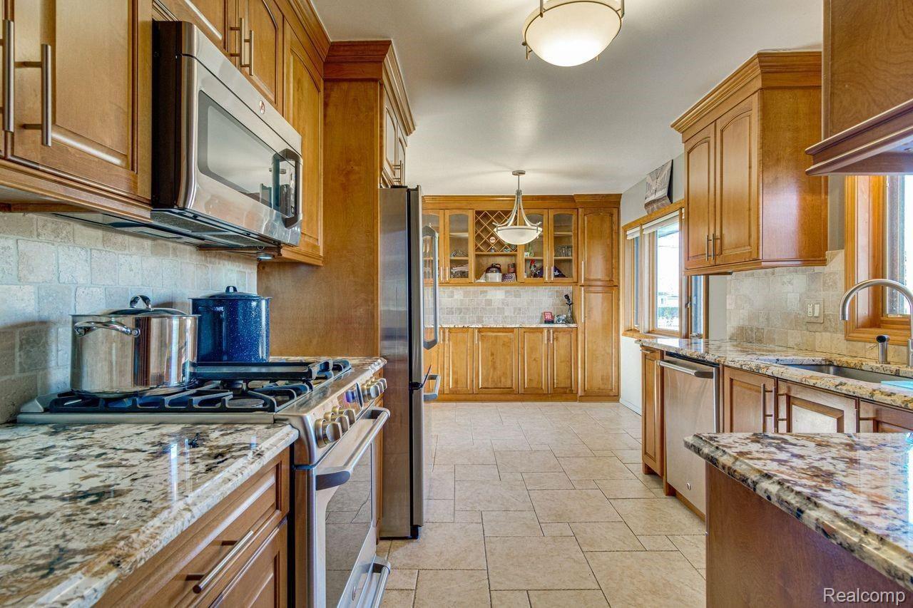 8655 Clinton River Road Sterling Heights, MI 48314 - Photo 20 of 41 8655-20.jpeg