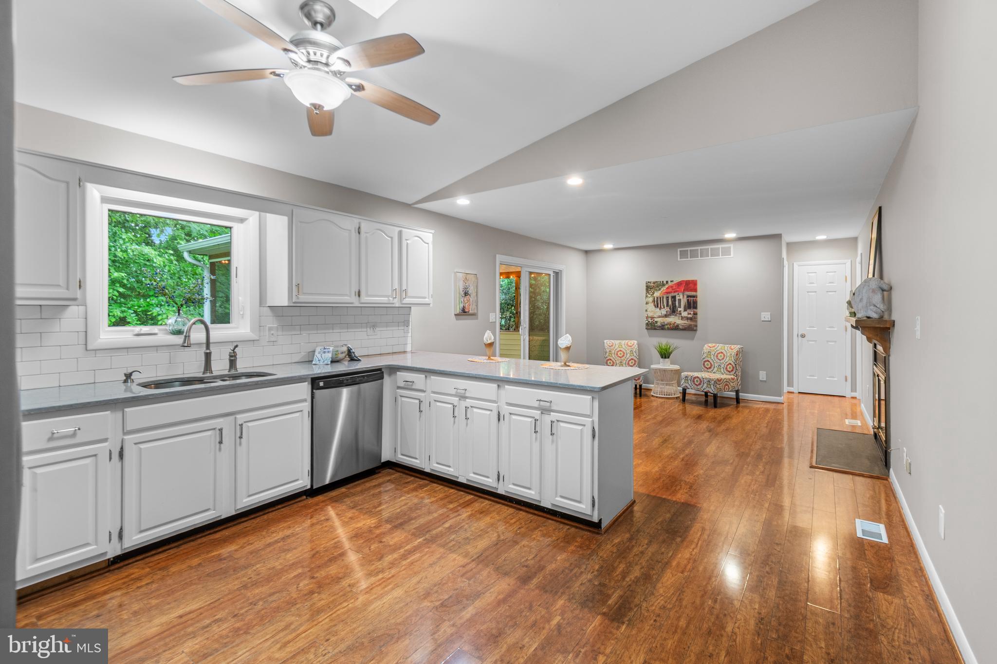 1132 Bay Ridge Road Annapolis, MD 21403 - Photo 4 of 49 with Vaulted ceiling