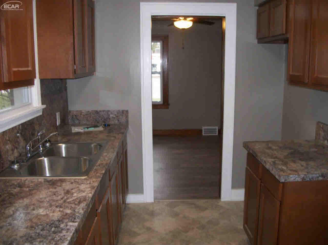 5033 Richfield Road Flint, MI 48506 - Photo 8 of 17 21389547-7.JPG