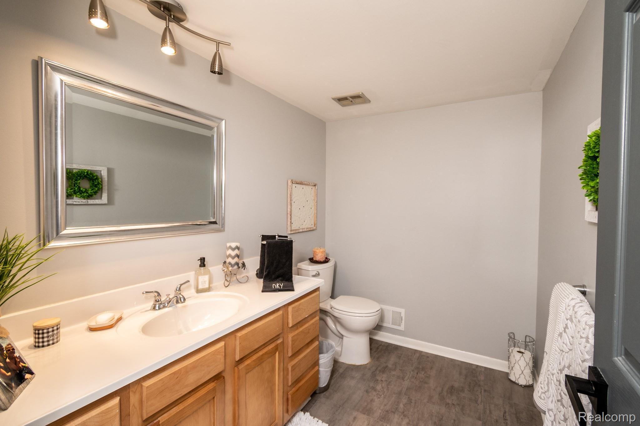 616 Campus Road Rochester, MI 48309 - Photo 22 of 38 First floor updated bath.