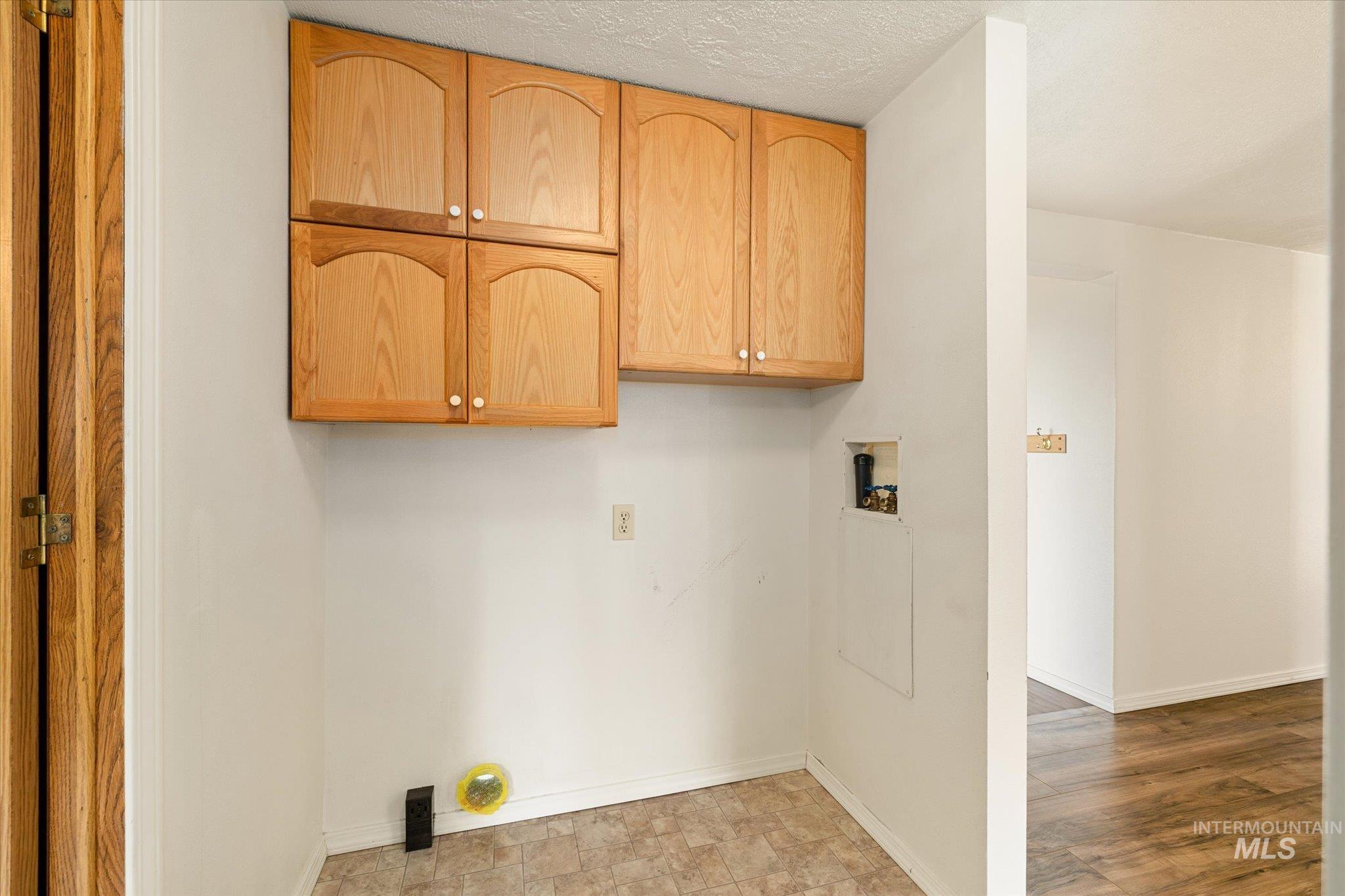 9820 Highway 44 Middleton, ID 83644 - Photo 33 of 50 Laundry room with cabinet space, hookup for a washing machine, and a textured ceiling