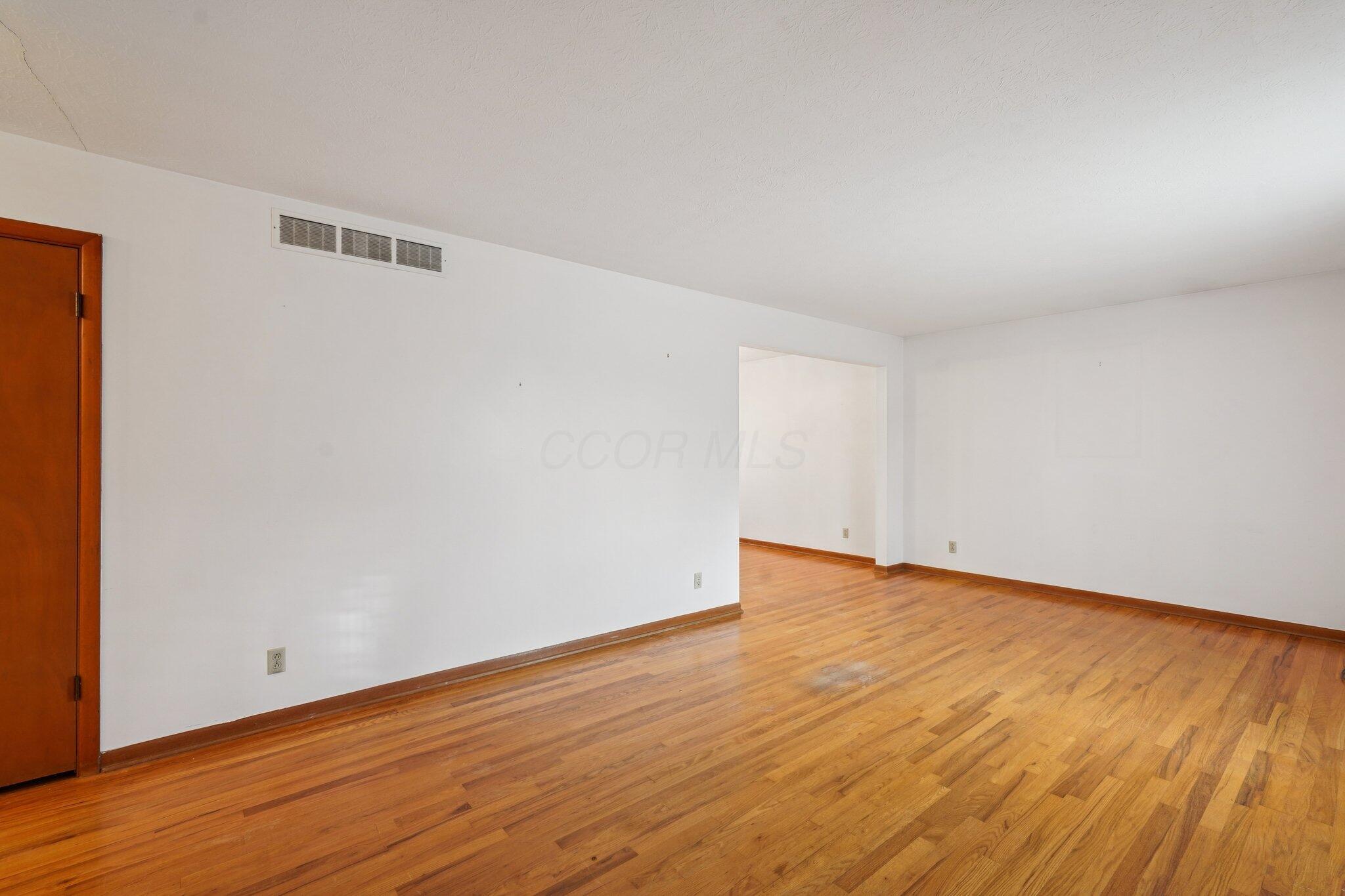 5575 Karl Road Columbus, OH 43229 - Photo 10 of 29 Living Rm