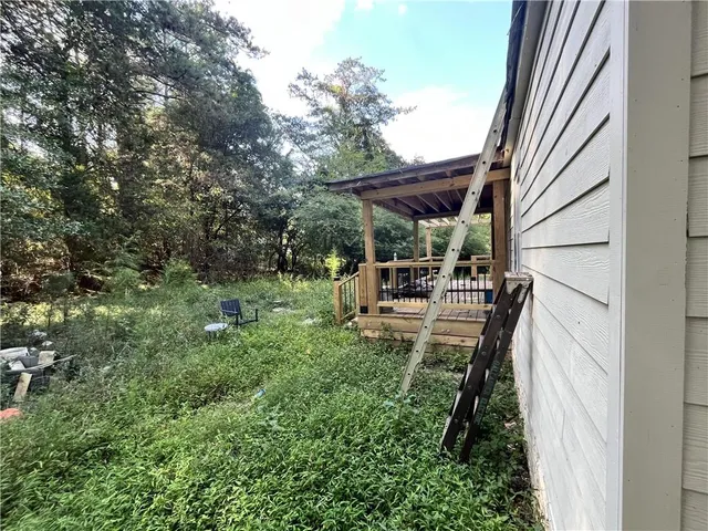 a view of backyard of the house