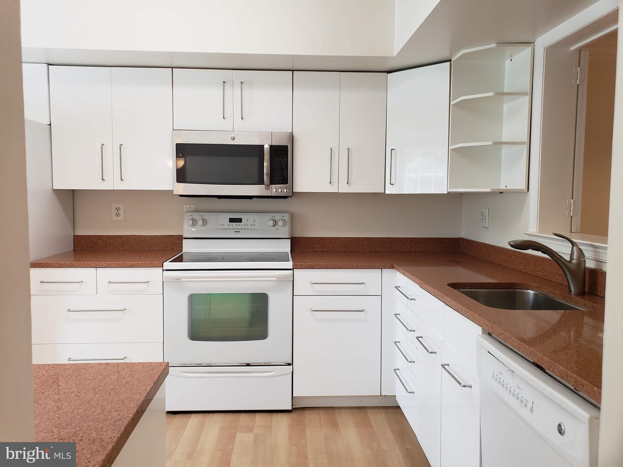 5405 Grove Ridge Way North Bethesda, MD 20852 - Photo 4 of 21 Kitchen with W,hite Cabs and Granite