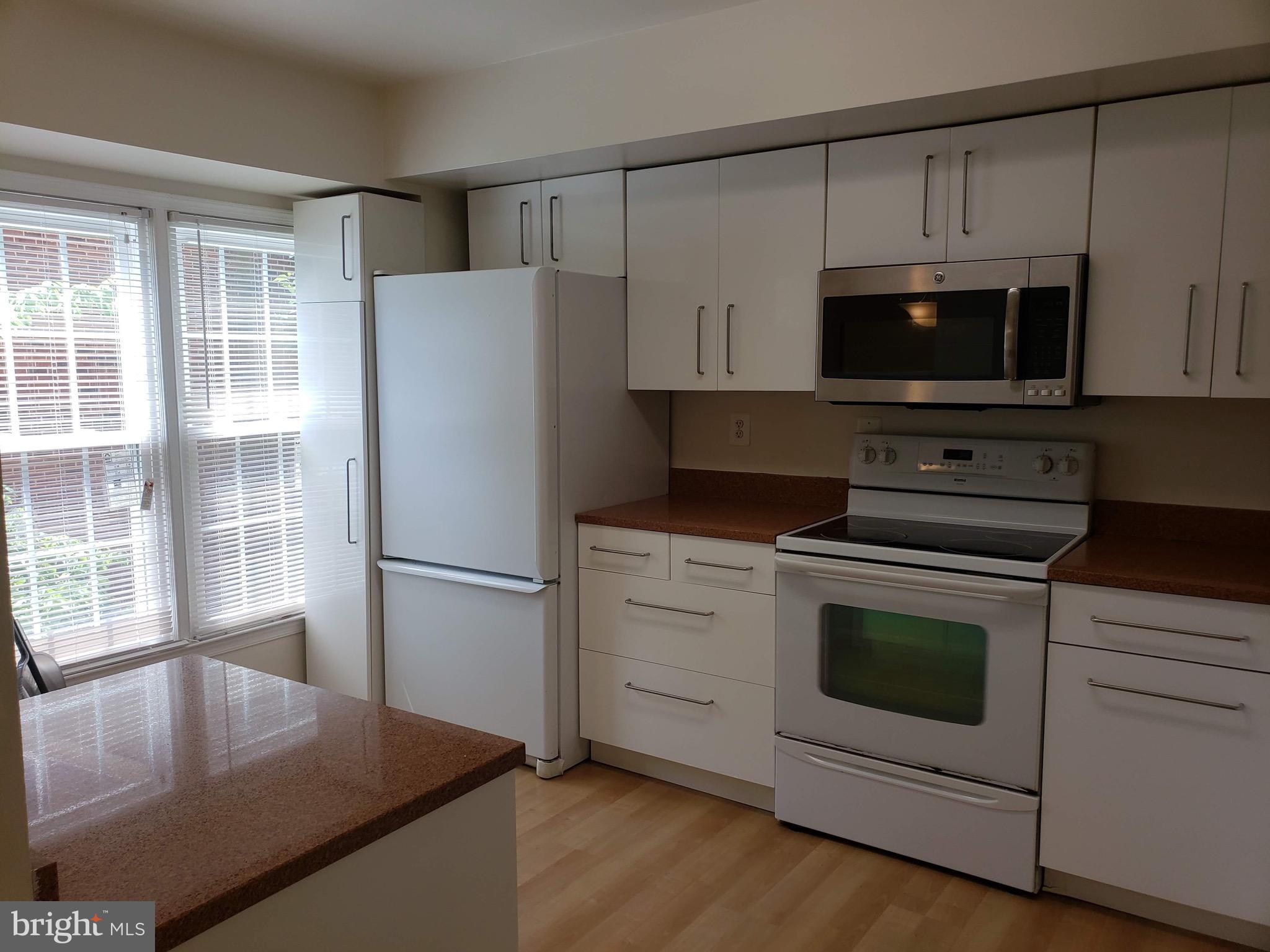 5405 Grove Ridge Way North Bethesda, MD 20852 - Photo 5 of 21 Kitchen Table Space New Dishwasher