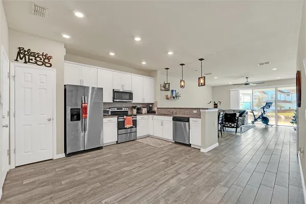 $2,400 | 3780 Plainview Drive, Orlando, FL 32824
