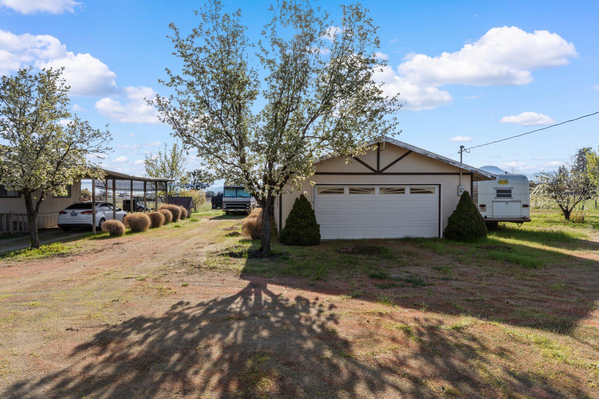 5918 Table Rock Road Central Point, OR 97502 - Photo 2 of 25 4-web-or-mls-WCIL0008