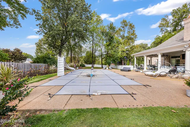 a view of a yard with basketball court