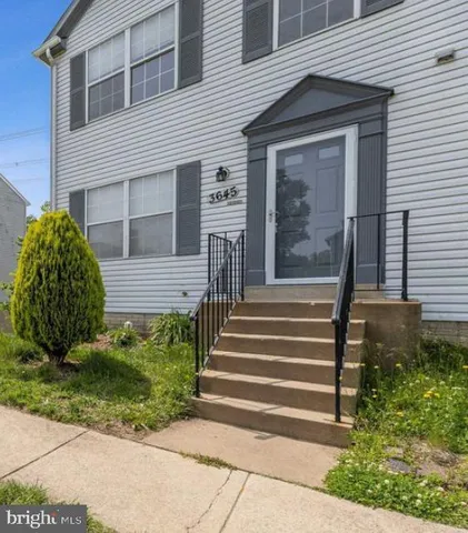 a view of a house with backyard and garden
