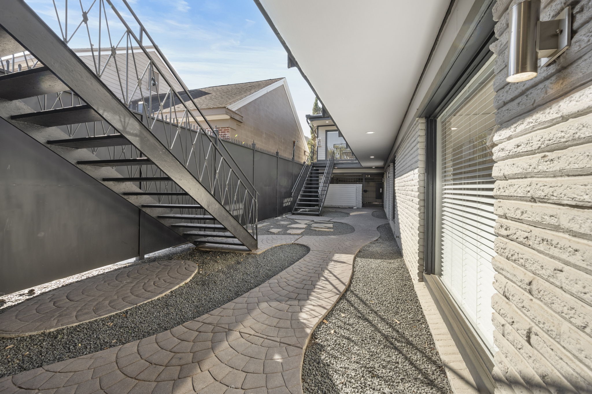 234 Westheimer Road, Unit 4 Houston, TX 77006 - Photo 4 of 16 1st Floor Courtyard Area