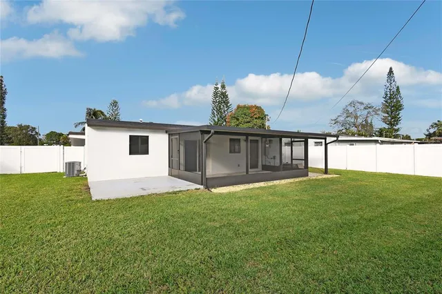 a view of a backyard