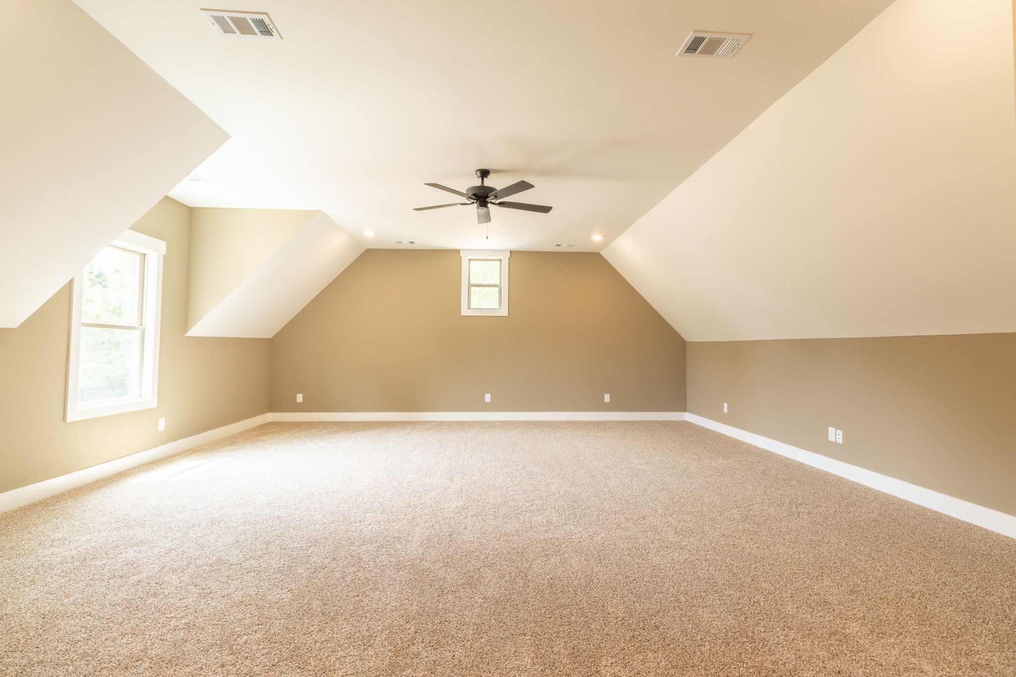 1191 Hangar Road Springfield, TN 37172 - Photo 22 of 25 an empty room with windows and a ceiling fan