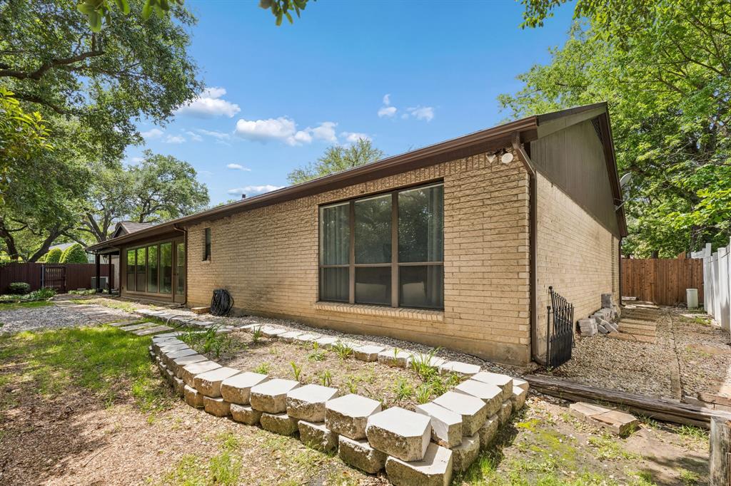 24 Legend Road Benbrook, TX 76132 - Photo 28 of 28 a backyard of a house with table and chairs