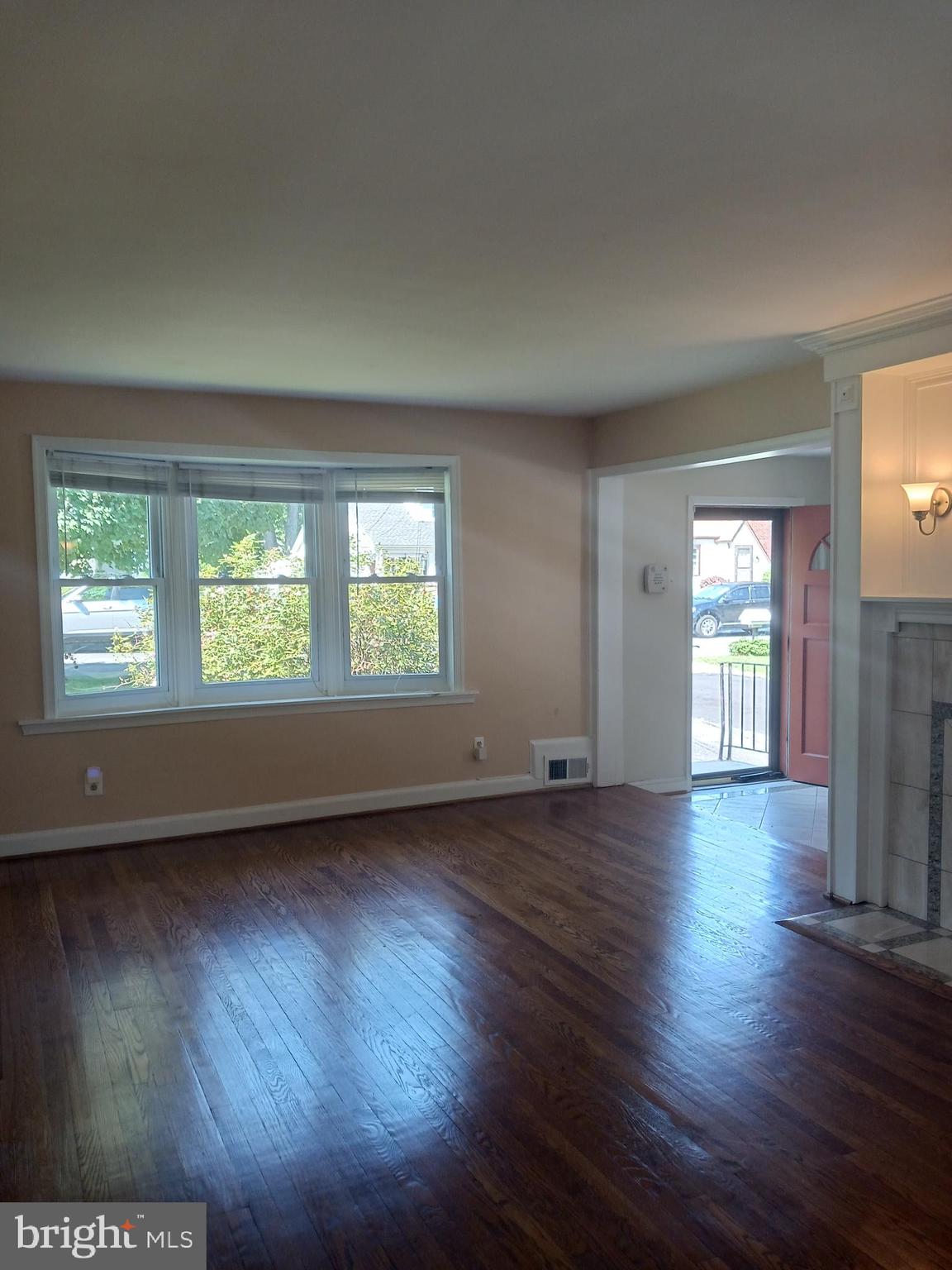 11110 Midvale Road Kensington, MD 20895 - Photo 4 of 32 Entrance & LR