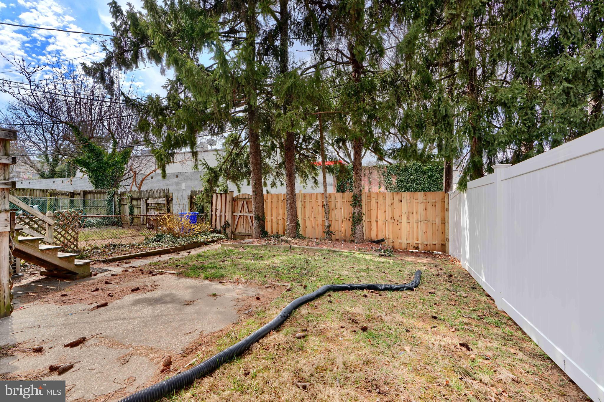 910 Radcliffe Road Towson, MD 21204 - Photo 14 of 32 a backyard of a house with a table and chairs