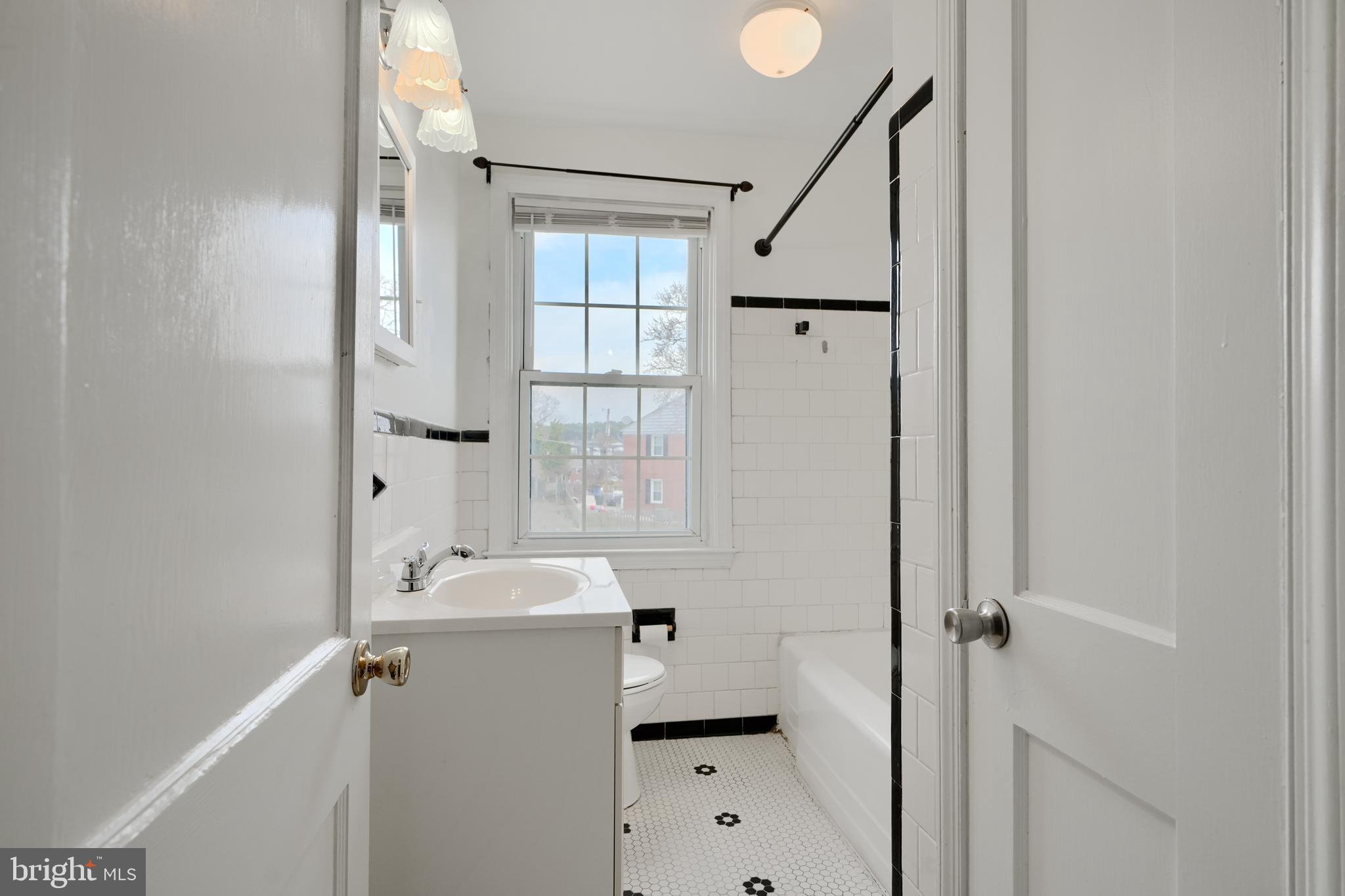 910 Radcliffe Road Towson, MD 21204 - Photo 23 of 32 a bathroom with a bathtub sink and mirror