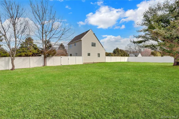 $629,900 | 7 Roan Lane, Riverhead, NY 11901