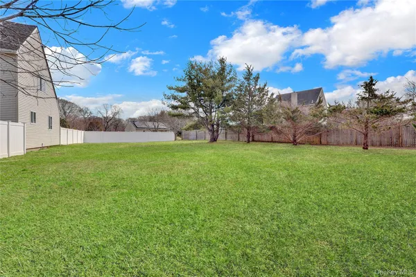 $629,900 | 7 Roan Lane, Riverhead, NY 11901