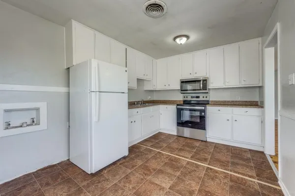 $1,095 | 7 Pershing Drive, Unit A, Denison, TX 75020