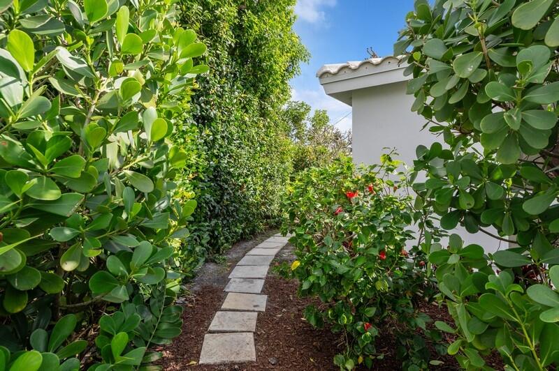 490 Northeast 5th Circle Boca Raton, FL 33431 - Photo 14 of 17 14_490NE5thCir_27_SideYard_FlexMLS800x60