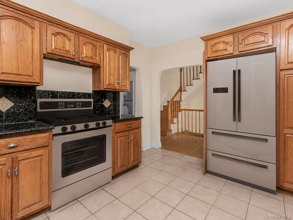 4004 Rombouts Avenue Bronx, NY 10466 - Photo 8 of 37