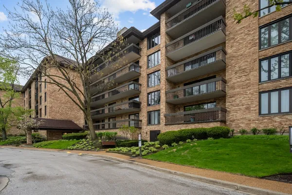$595,000 | 1671 Mission Hills Road, Unit 302, Northbrook, IL 60062